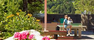 Spielplatz mit Kickertisch und Tischtennis