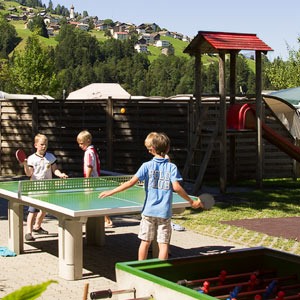 Kinder beim Tischtennis